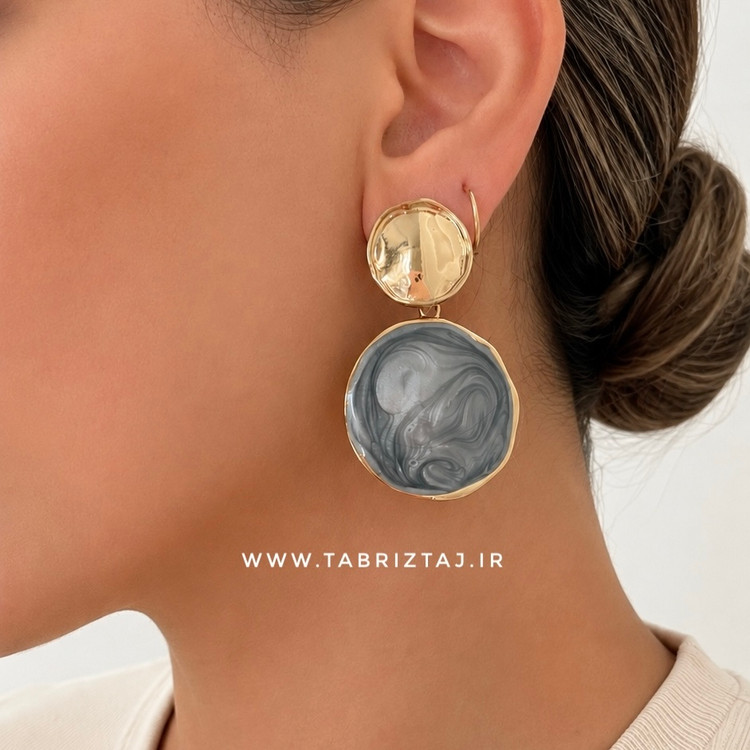 گوشواره میناکاری مدل میخی رنگ دلفینی طلایی طرح ماربل