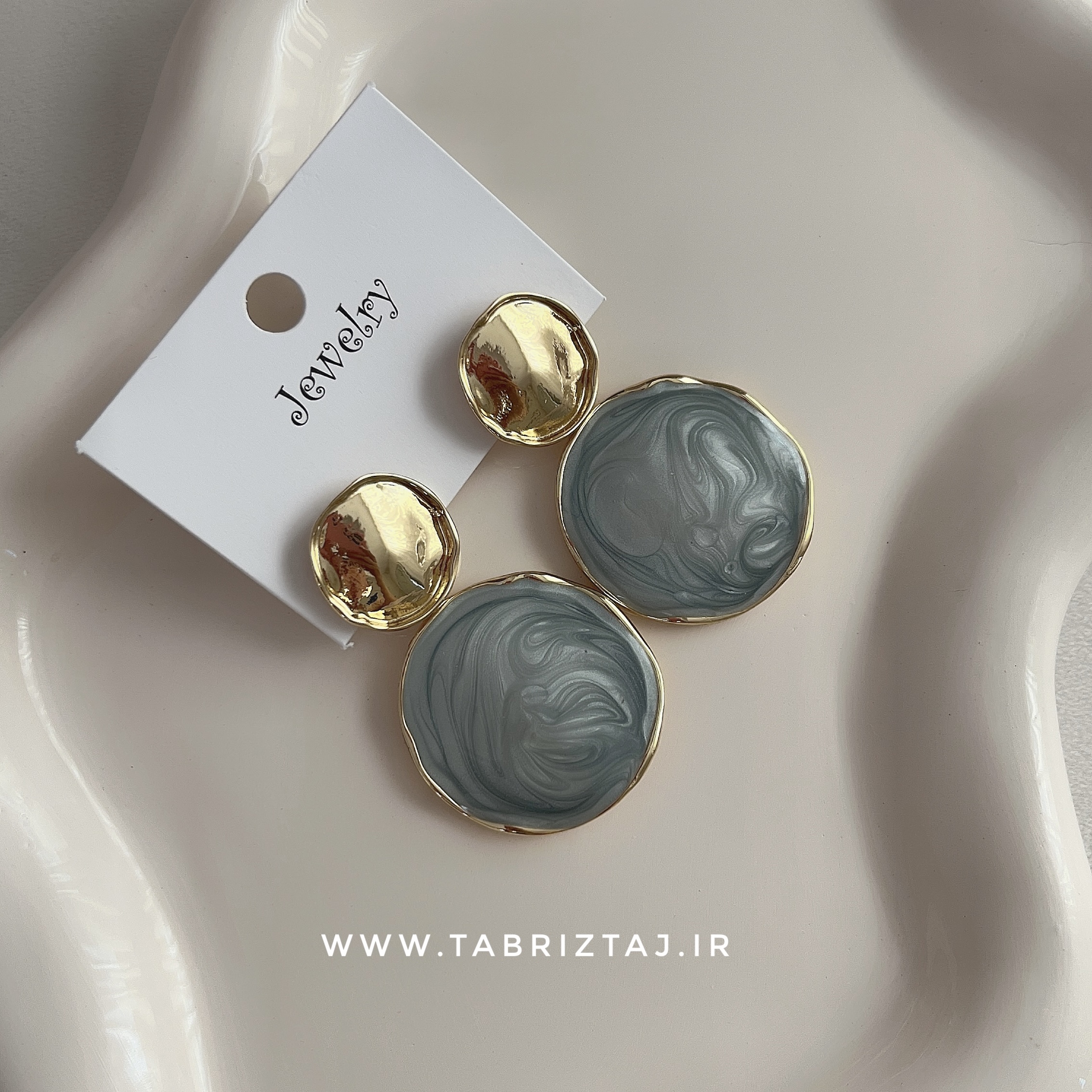 گوشواره میناکاری  مدل میخی رنگ دلفینی طلایی طرح ماربل